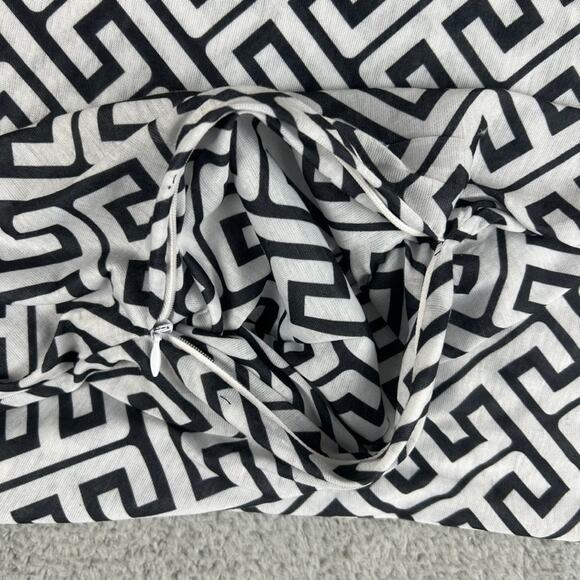 Shop Pop Fashion Women's Interlocking Chain Square Pattern Scarf With Zipper - Picture 8 of 9